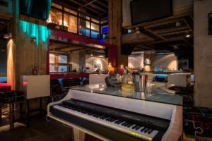 piano-bar-play