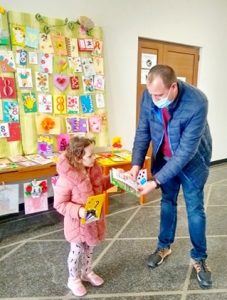 Деца с картички