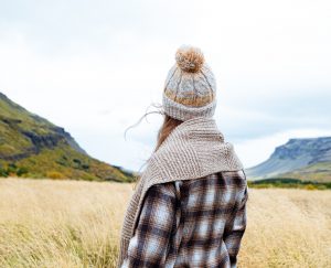 Интересни и практични плетени шапки се съчетават лесно с облекло