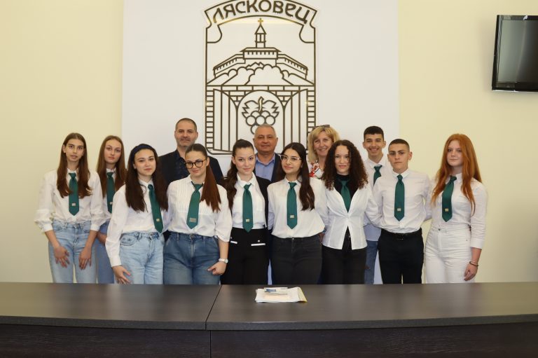 Забележителности | Ученическият парламент на лясковското СУ „Максим Райкович“ се срещна с местната власт