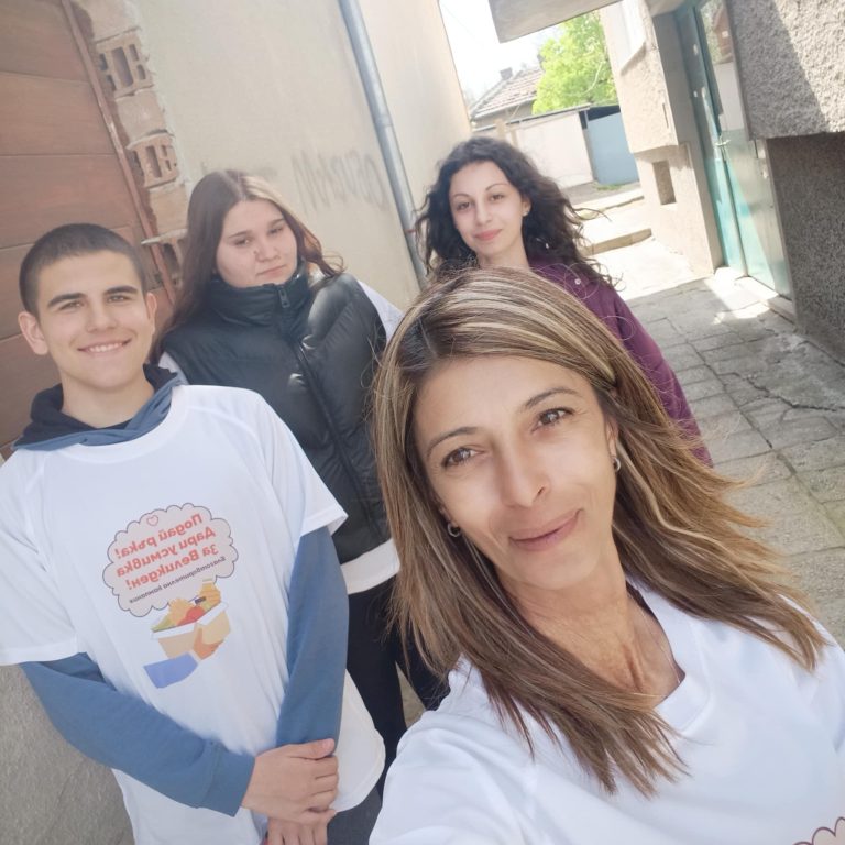 Забележителности | 170 души получиха хранителни пакети благодарение на благотворителната кампания “Подай ръка. Дари усмивка за Великден!” в община Павликени
