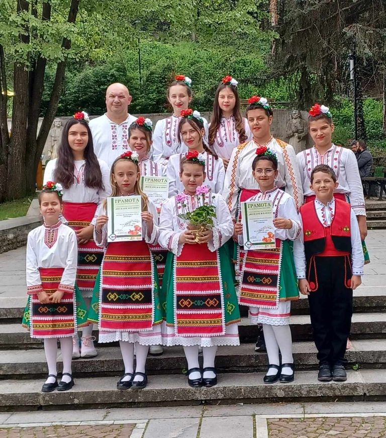 Забележителности | Драгижевската Детска фолклорна група „Китчица“ с първо място от фестивала „Веселие в Елена“