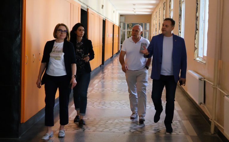 Забележителности | Даниел Панов провери дейностите по модернизацията на Езикова гимназия „Проф. д-р Асен Златаров“