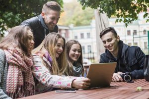 pokolenieto-z-i-novite-nachini-za-pechelene-onlain