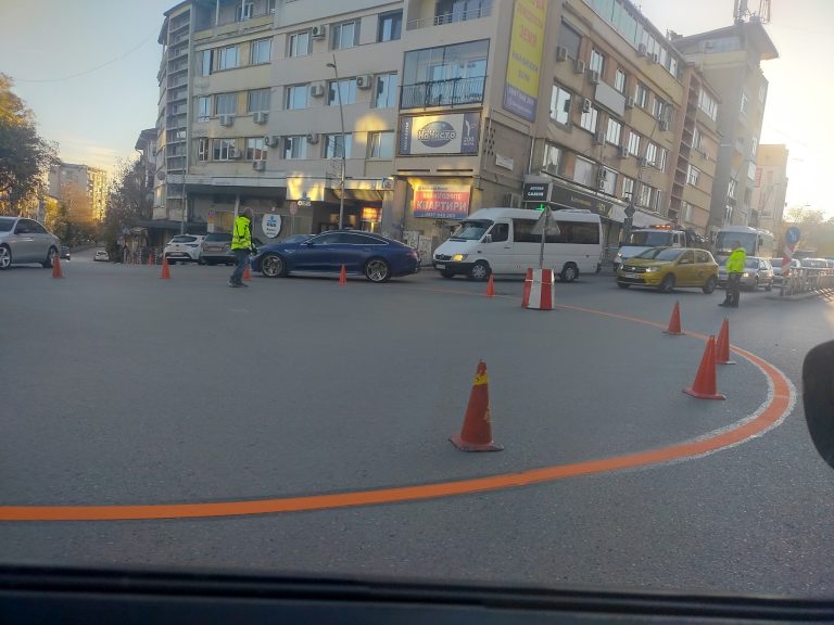 Забележителности | Тестовете за кръгово на кръстовището пред кино „Искра“ предизвикаха недоволство