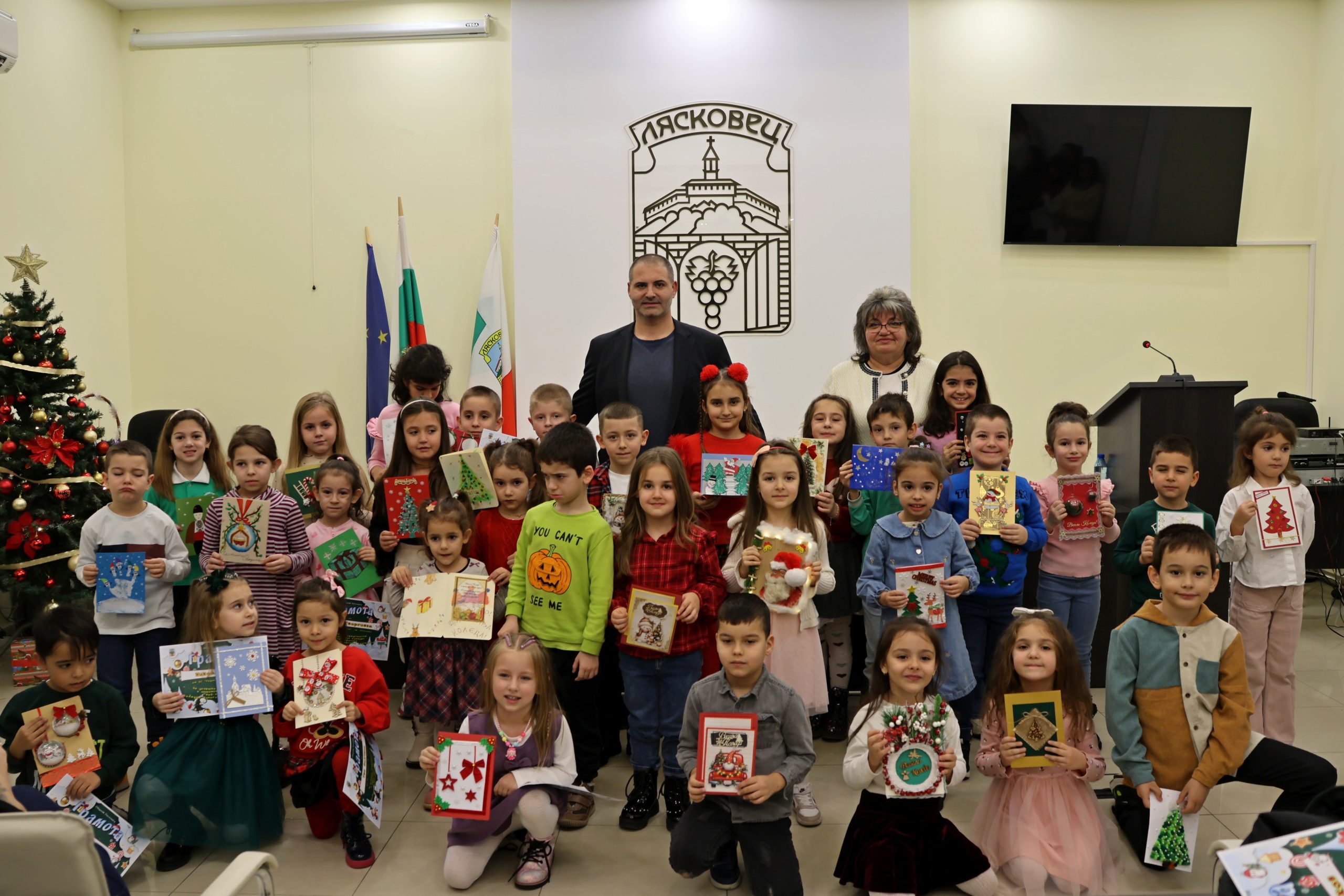 Забележителности | 210 Коледни честитки изработиха децата от Община Лясковец
