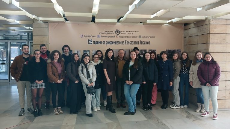 Студенти по журналистика и пиар се разходиха зад кулисите на великотърновския театър