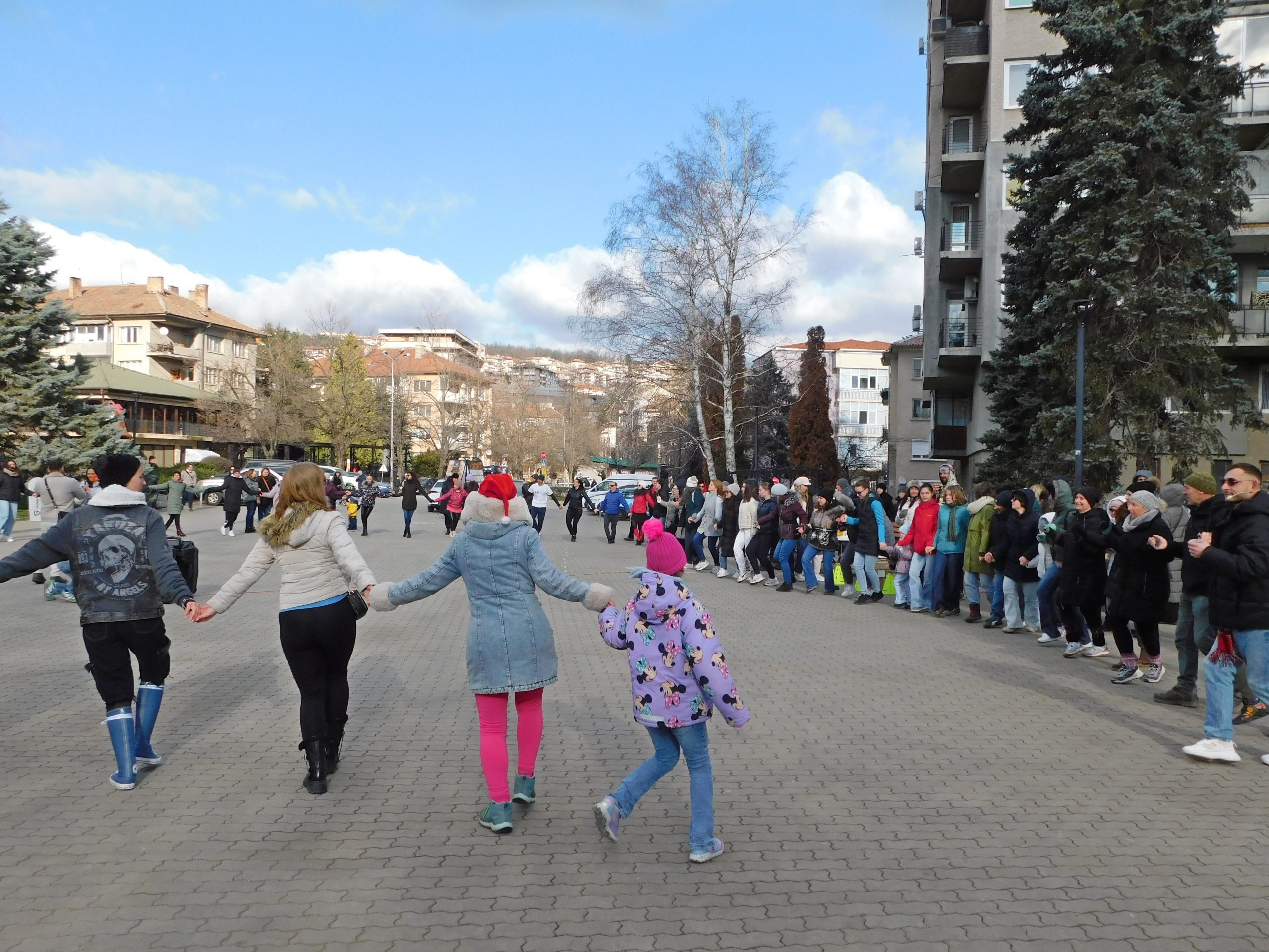 Забележителности | Стотици великотърновци се хванаха на Голямото празнично хоро