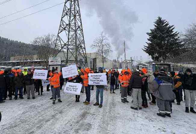 Забележителности | Работници от „Кроношпан“ протестираха срещу принудителната мярка за спиране на производствения процес
