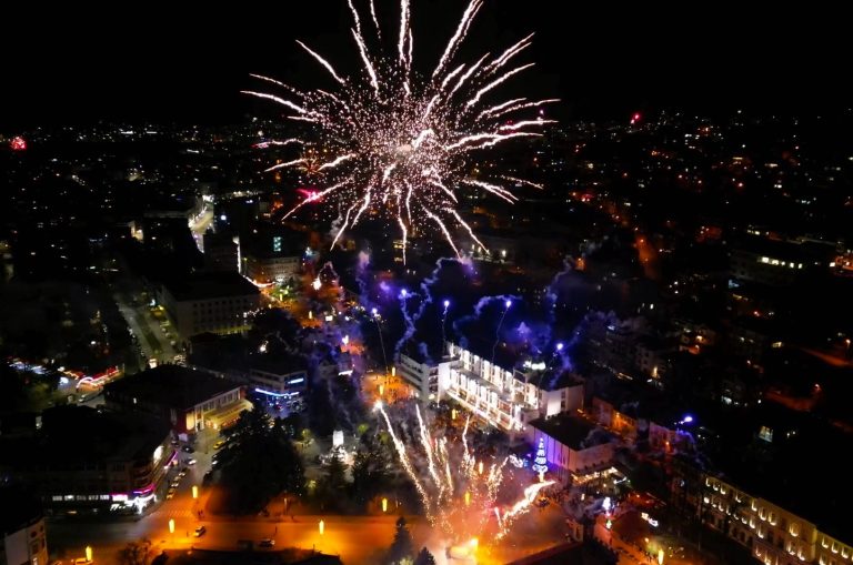 Забележителности | Хиляди посрещнаха Нова година на площада във Велико Търново