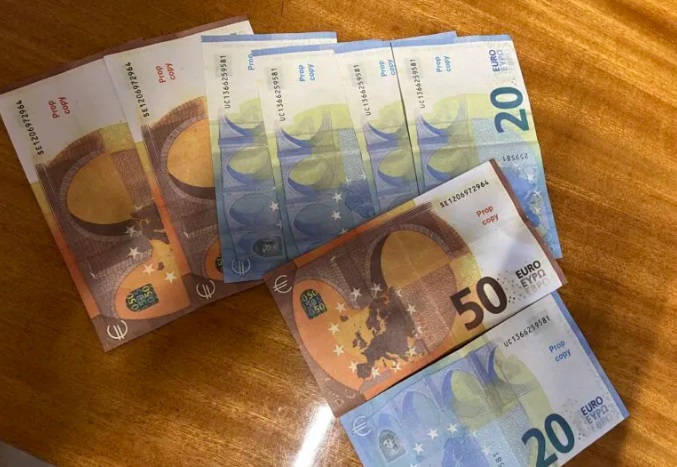 Забележителности | Младежи пазаруваха с фалшиви реквизитни евро банкноти