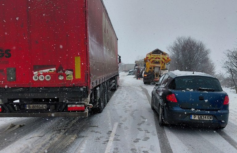 Забележителности | Катастрофа между джип и снегорин край Балван, движението е силно затруднено!
