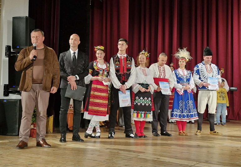 Забележителности | Фолклорният фестивал „Букет от ритми“ отдаде почит към своя основател Петя Петрова