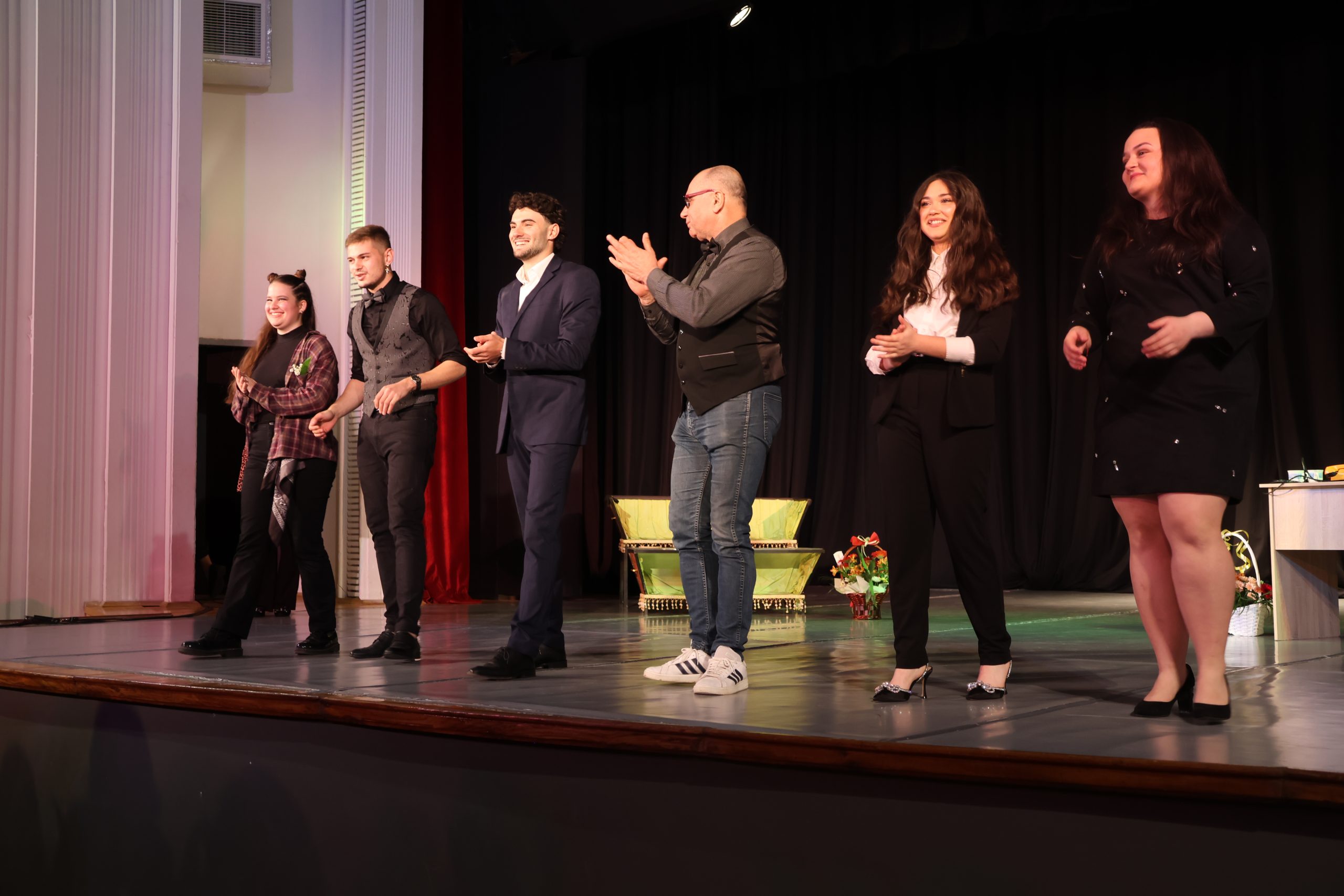 Забележителности | Младежки театър-Лясковец представи премиера на „Любов в ограничено пространство“