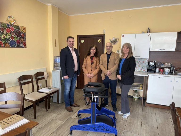 Забележителности | Лайънс клуб Велико Търново дари проходилка и инвалидна количка на два детски центъра в града