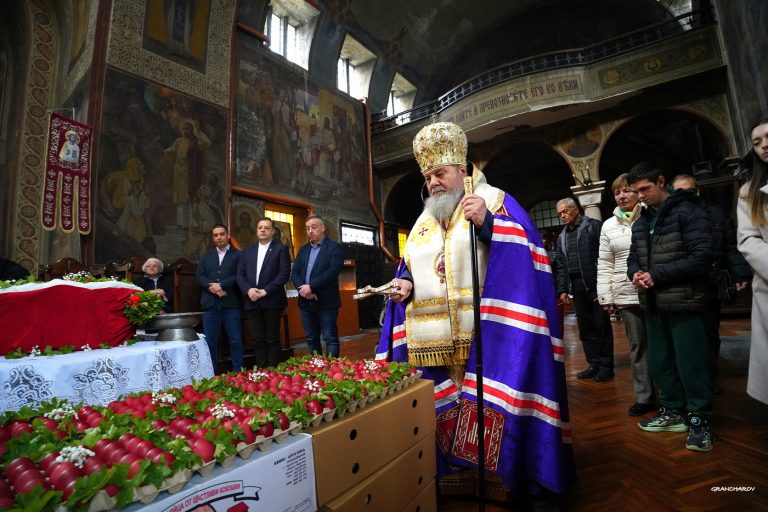 Във Велико Търново осветиха 3000 великденски яйца за Нощта на Възкресение