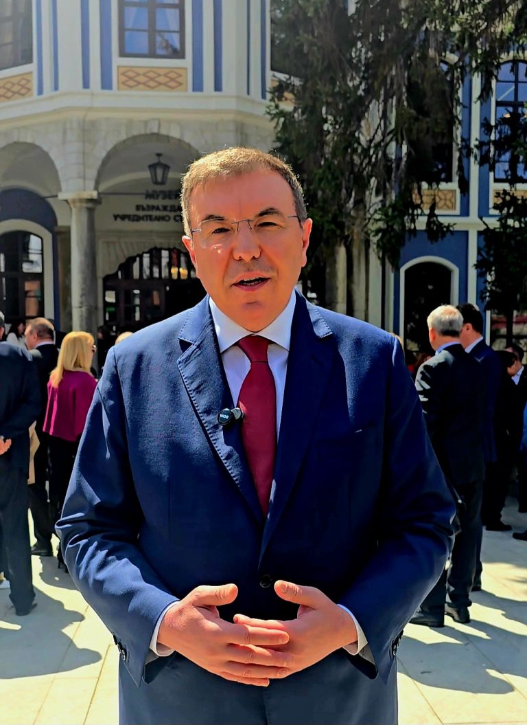 Забележителности | Проф. д-р Костадин Ангелов инициира вписване в Конституцията на Велико Търново като историческа и духовна столица на България