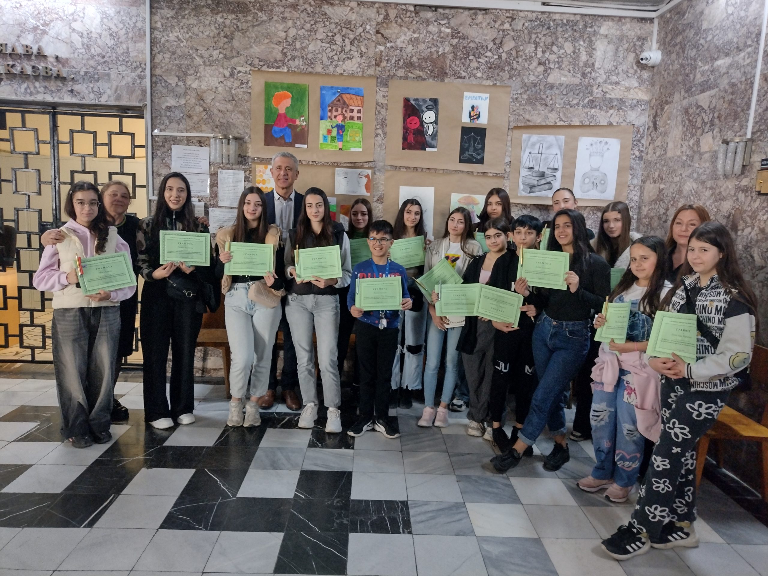 Забележителности | Апелативна прокуратура представи изложба на творби на ученици от СУ „Вл. Комаров“, посветена на Деня на Конституцията