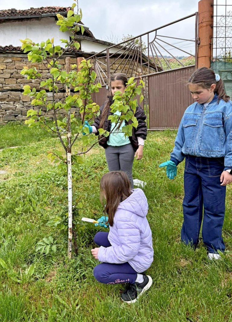 Забележителности | В Световния ден на Земята в лясковското НУ „Цани Гинчев“ се проведе Екокарнавал