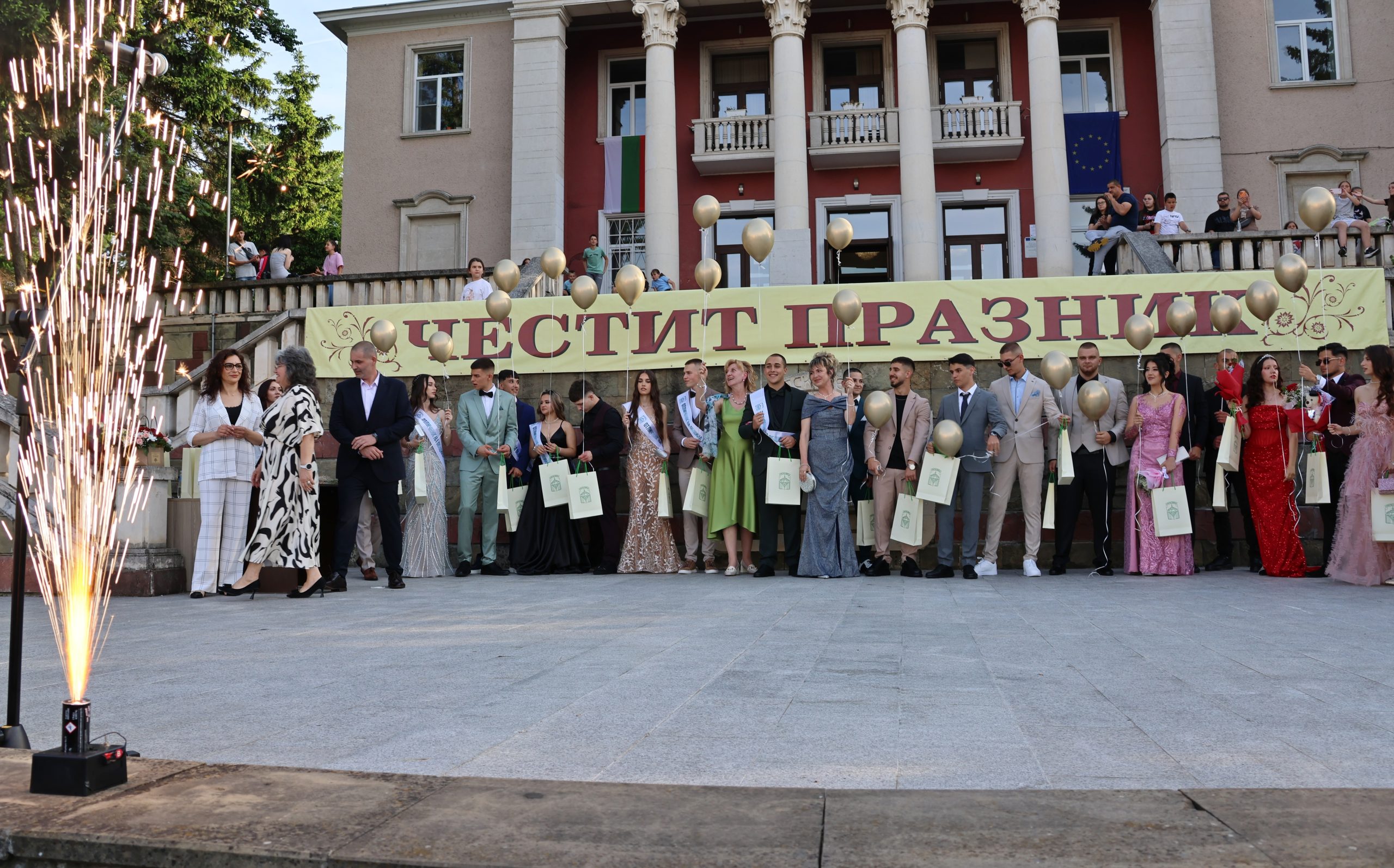Забележителности | Лясковската общественост аплодира звездното дефиле на Випуск 2026