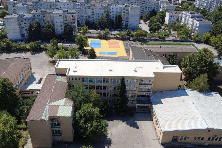 Забележителности | Заловиха на матурата преписвач с таен телефон във великотърновско училище