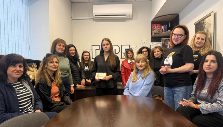 Забележителности | Жени-ГЕРБ Велико Търново подкрепиха абитуриентка от Старата столица