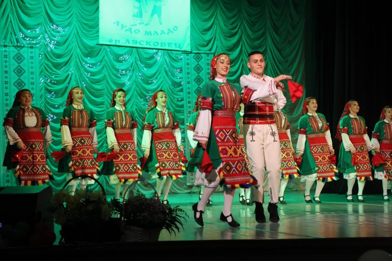 Забележителности | Лясковското „Лудо младо“ представиха грандиозен Годишен концерт-спектакъл „Картини от България“