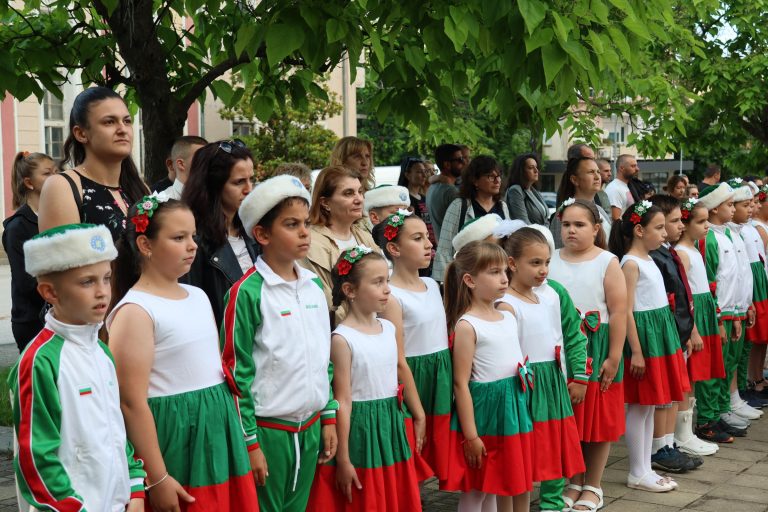 Забележителности | В Лясковец с тържествена заря-проверка, възпоменателна програма и поднасяне на цветя бяха отбелязани 150 г. от гибелта на Ботев и героите