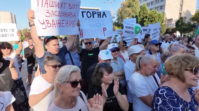 Забележителности | Стотици горнооряховчани излязоха на протест в подкрепа на кмета си