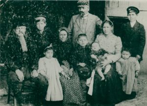 Ц. Калчев със семейството си (1911 г.)