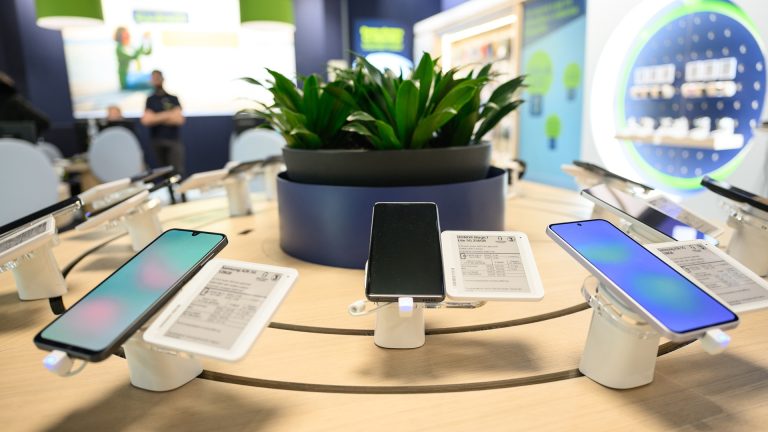 Забележителности | Yettel е продал над 10 милиона телефона за 25 години