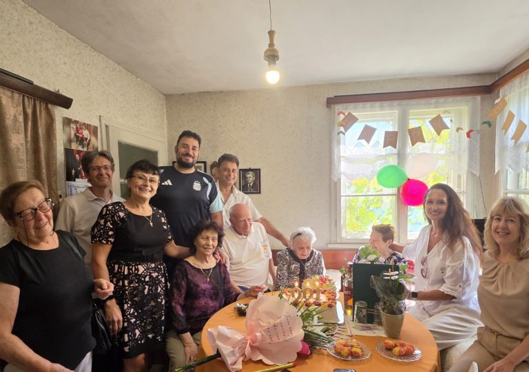 Забележителности | 100 години навърши Иванка Димитрова от Г. Оряховица, от Общината я почетоха с торта