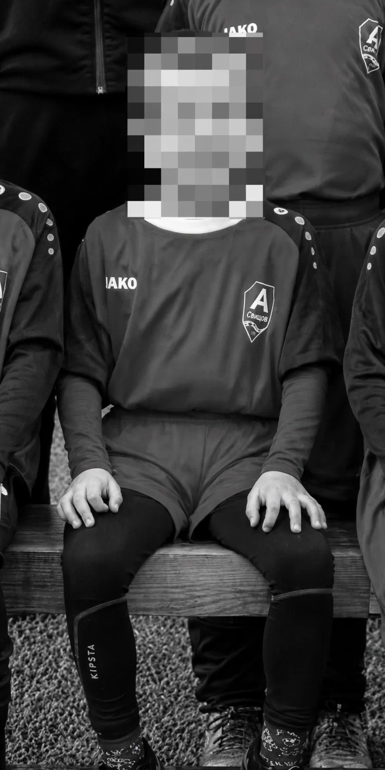Забележителности | Загиналото 7-годишно дете играело футбол в „Академик“, почитат паметта му