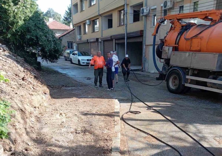 Забележителности | След отстраняване на ВиК-аварията в кв. „Акация“ уличните настилки са почистени